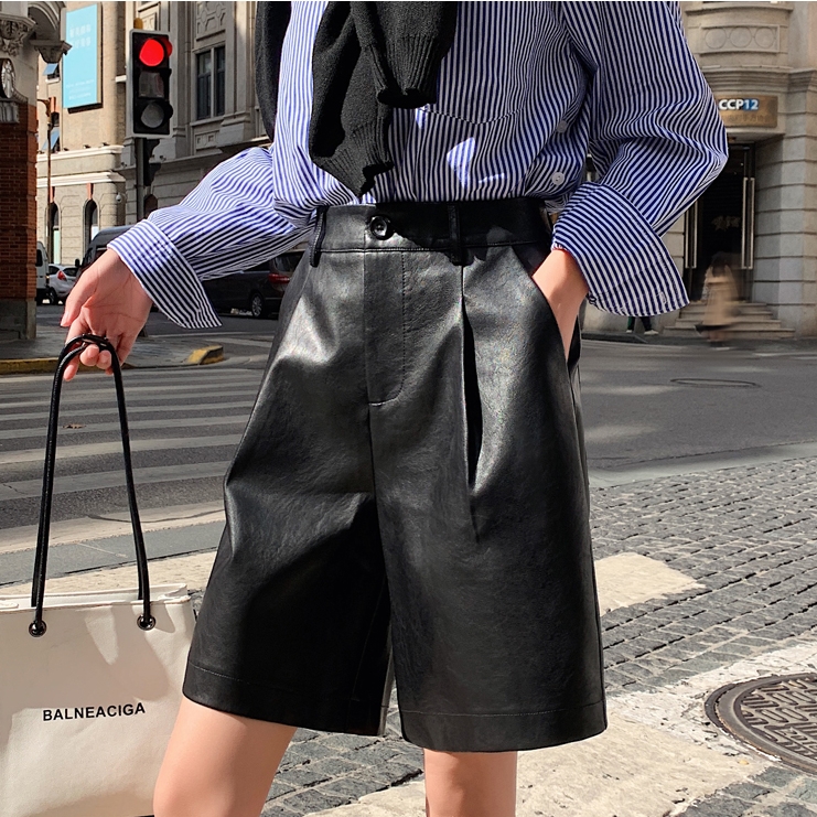 フェイクレザー ショートパンツ ボトムス パンツ ズボン ショート ショート丈 膝上 ワイド ファスナー ポケット ハイウエスト かわいい 大人可愛い きれいめ シンプル カジュアル 大人 上品 おし