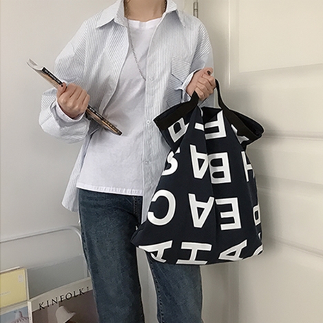 英字 プリント ロゴ バッグ バック カバン かばん エコバッグ エコバック 大容量 収納 手持ち 折りたたみ コンパクト スクエア型 四角 かわいい 大人可愛い カジュアル 大人 おしゃれ お洒落 