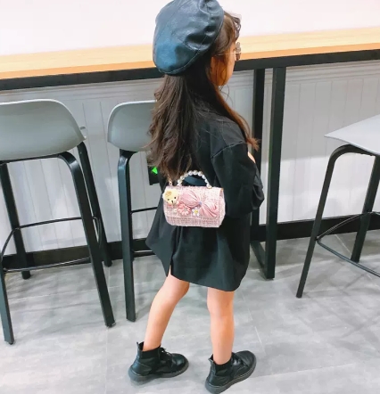 ミニ ショルダーバッグ キルティング 少女 ガール 女の子バック 斜めがけバッグ パール 斜め掛けバッグ 肩がけバック 肩掛けバック 2way 斜めがけ 斜め掛け 肩がけ 肩掛け 手持ち スクエア型 